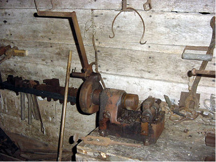 Bench thread cutter
