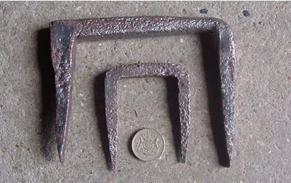  Square section staples.